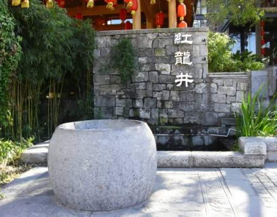 大理古城『红龙井』入夜之后,光影朦胧,仙乐飘飘!