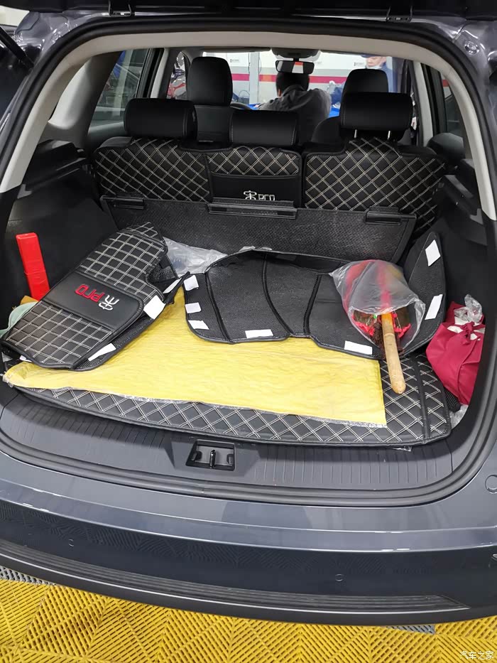 可以来看一下它的后备箱容积挺高的,后备箱挺高的