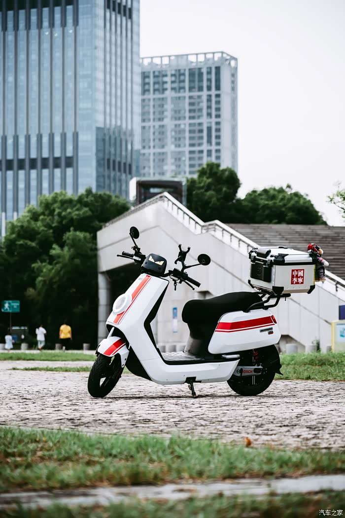 灰常电动车骑着小牛nqi顶配版追一场钢筋混凝土森林的日落