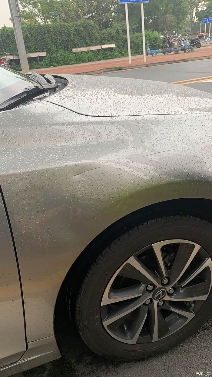 我提车5天,200公里,在区被蹭两条痕迹外加个坑,心塞.