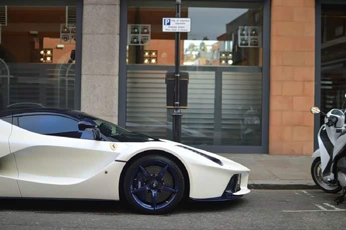 白色法拉利laferrari ,太漂亮了! 既漂亮又运动