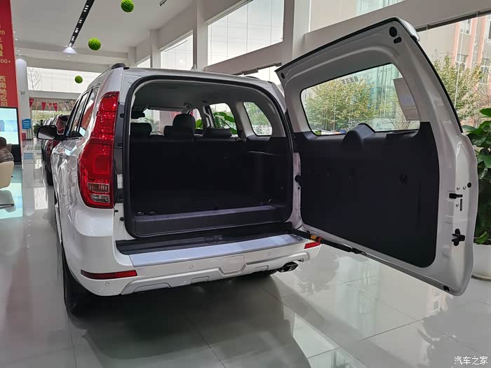 新款车型依旧采用侧开式尾门,不仅开关方便,也让整车充满硬派越野车的