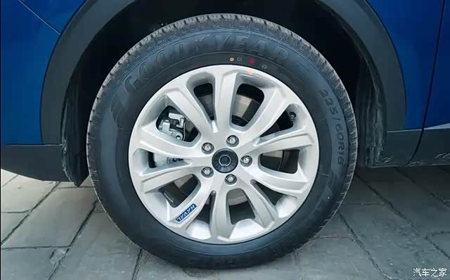 轮胎是规格为225/60 r18的固特异御乘suv系列,途虎上查了一下,900块钱
