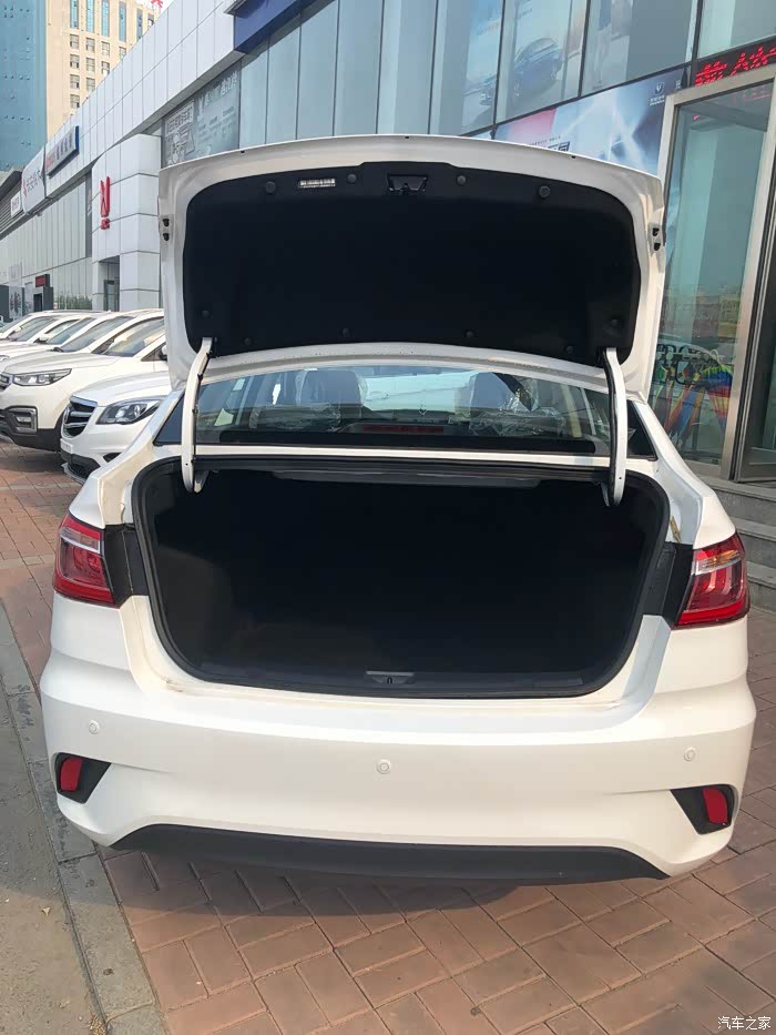 后备箱空间完全够用
