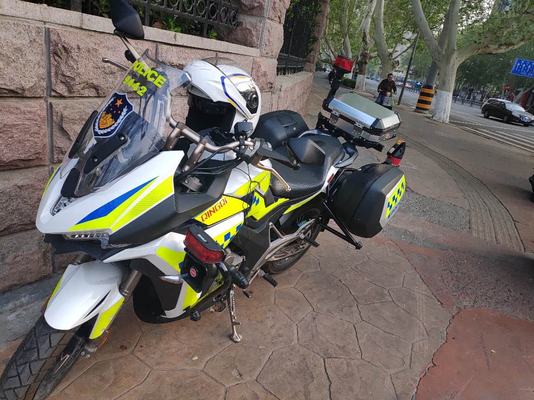 升仕套的轻骑的牌子,感觉升仕质量可以啊,都有当警车得了