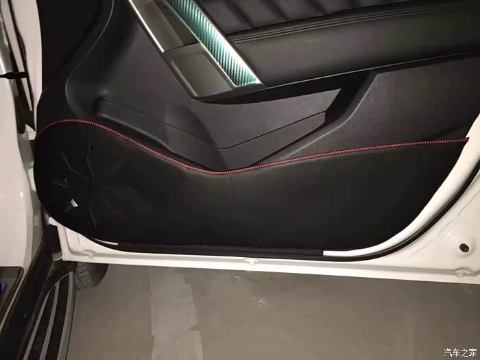 前排座椅背面底部容易被后排脚踢到,所以也不能遗漏