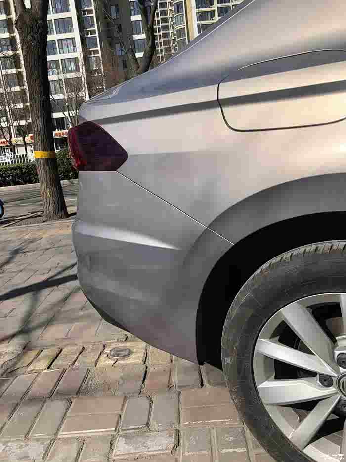 2020新款宝来海贝金后保险杠喷漆作业