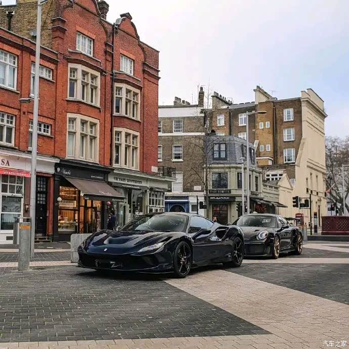 国外城市里的一道风景,挺美的豪车.