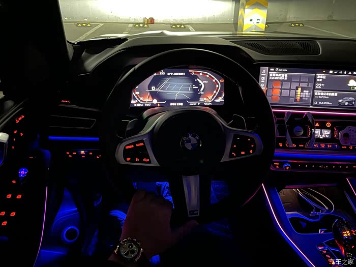 双色氛围灯还是满漂亮的