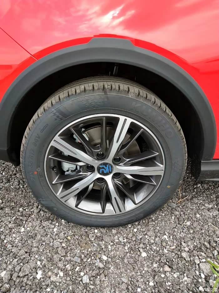 钨钢灰轮毂质感不错