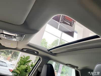 我觉得唯一有点点累的是不是全景天窗,看着小气了点!