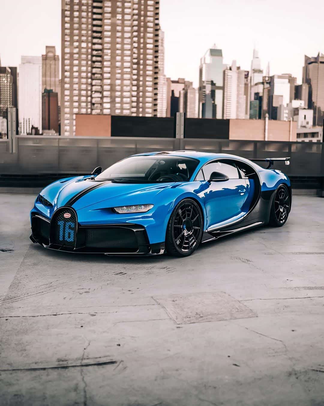 布加迪chiron pur sport一头蓝色大肥龙.