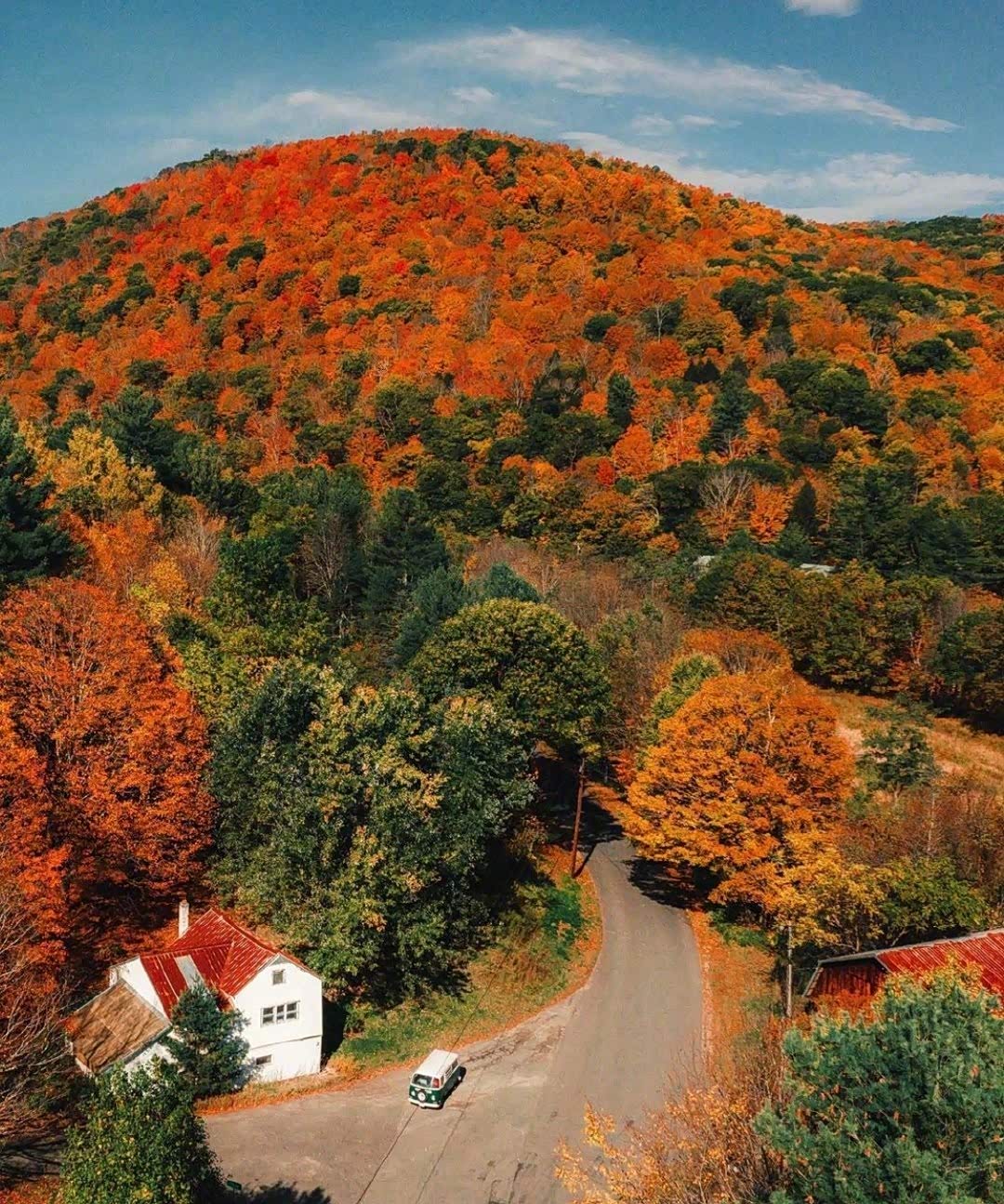 秋天里最美的一片红枫林,在这小木屋里度过整个秋天应该很爽吧