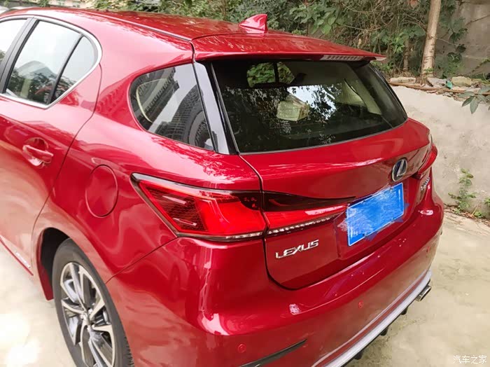 可攻可受可御可萌的酒红色ct200h提车纪念贴