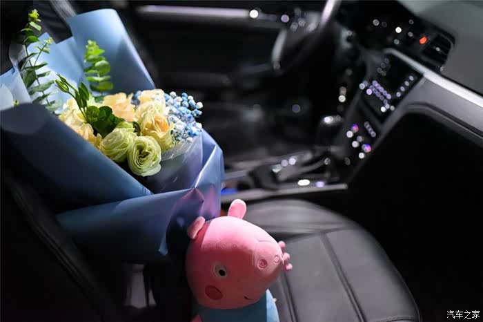 精心地摆放在副驾驶,一把花,一只猪,就等媳妇梳妆打扮结束下来了,连我