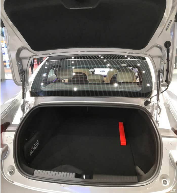 而后备箱的容量个人觉得不太大,相对于近3米的轴距而言不能算太大.