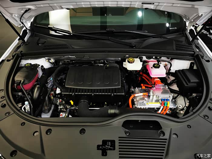 发动机舱也有很多不同之处,有发现吗?