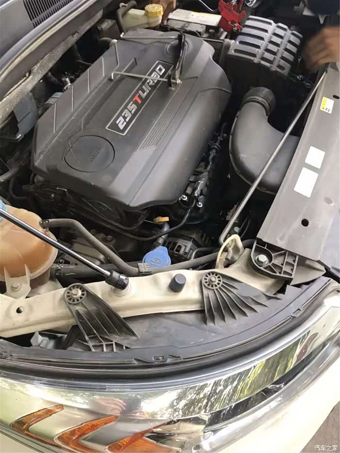 广汽传祺gs4换电瓶作业