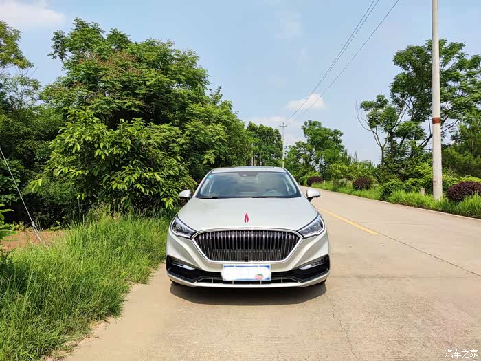 金色车漆外乎少见,但却耐人寻味,总有一样美感.