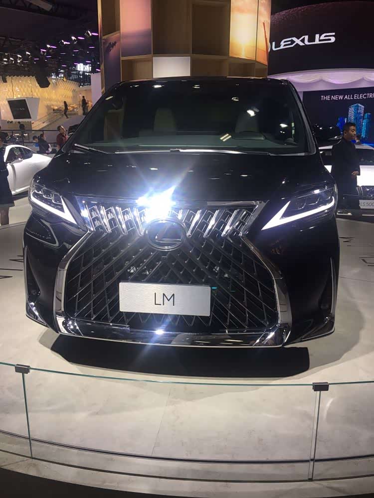 雷克萨斯lm商务车也很抓人