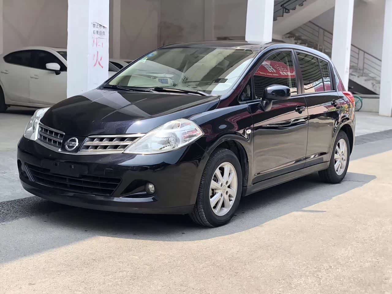 老款日产骐达非常的经典帅气以前很喜欢的一款两厢车型