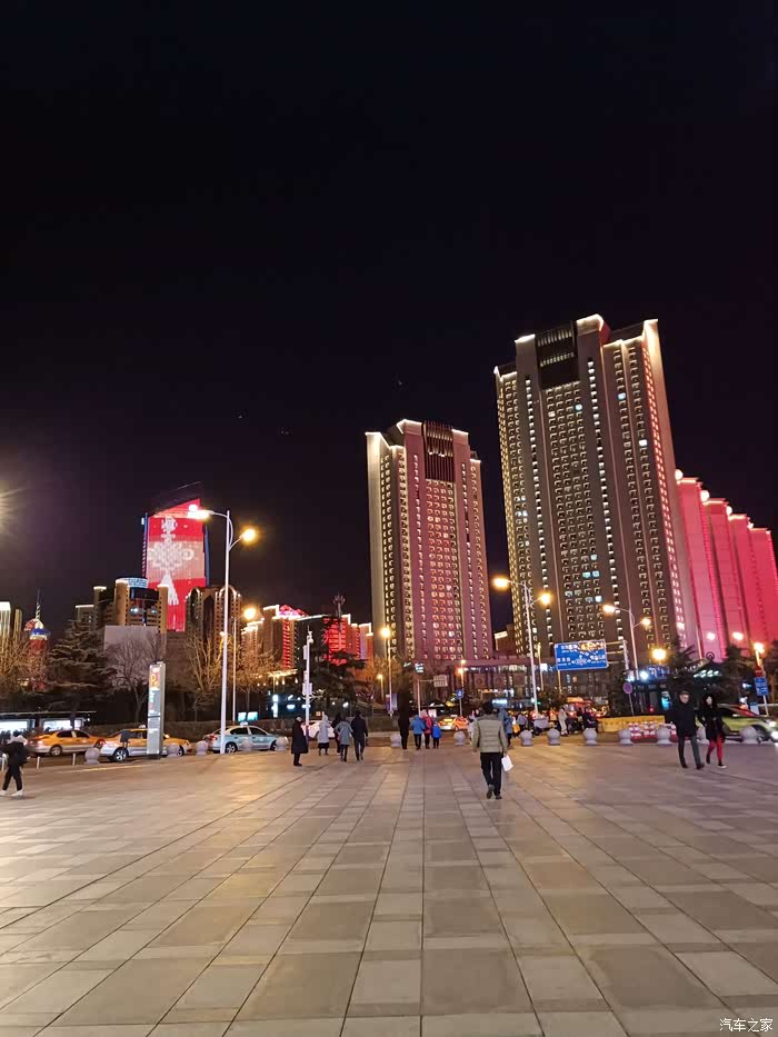 夜幕降临后在市南区的灯光秀就格外的美.游客聚集成群.