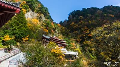 終於回到金頂賓館然後向前就南宮山寺院主建築 這側秋景沒有任何遮擋