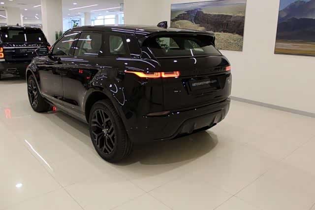 全新路虎揽胜极光实车黑色的中网格栅造型非常有精致的运动感