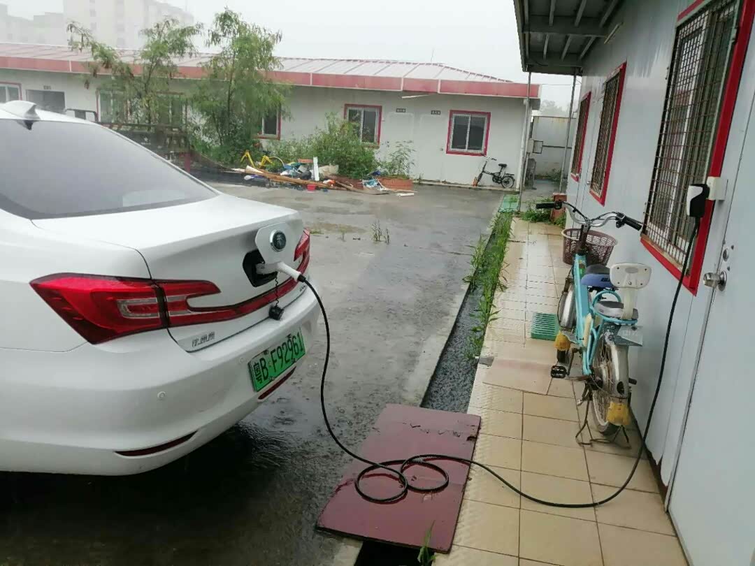 出门看到一辆比亚迪在充电
