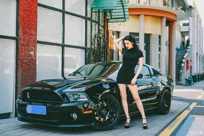 让野性的荷尔蒙释放性感长腿美女与大野马街头激情拍拍拍