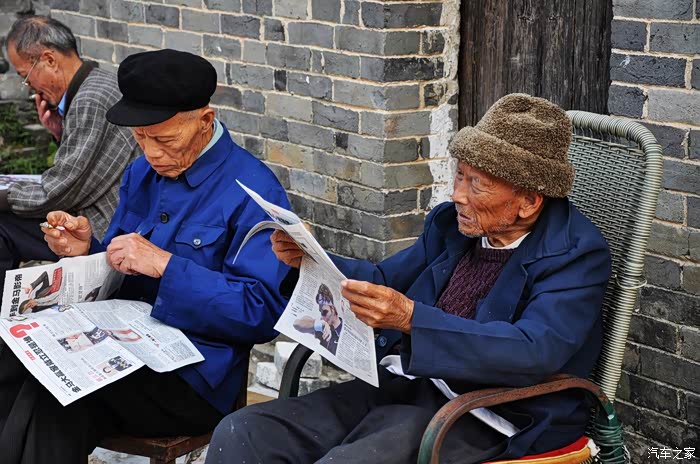 看报纸的老人