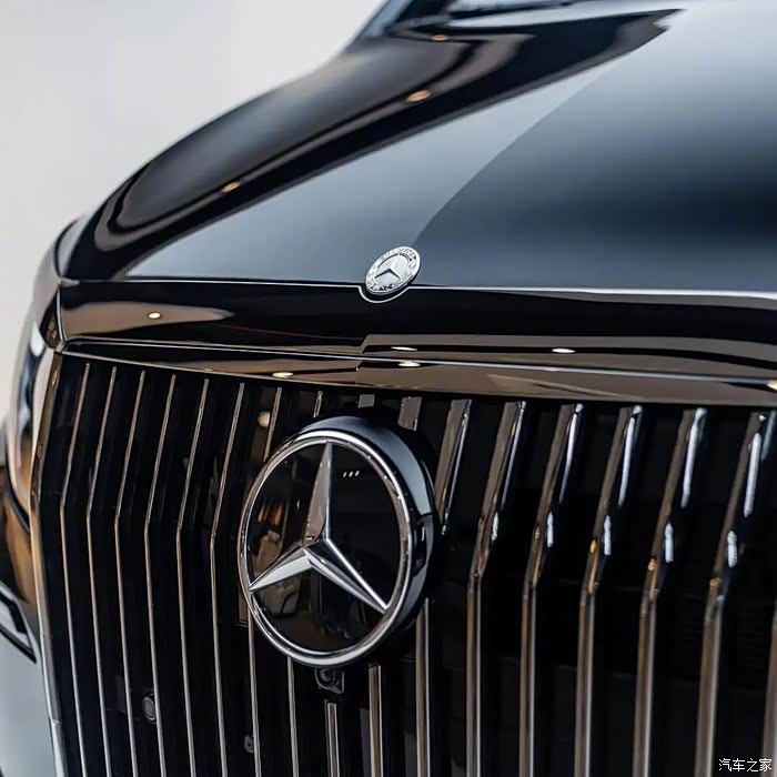 奔驰mpv车身线条平直,方正高大!