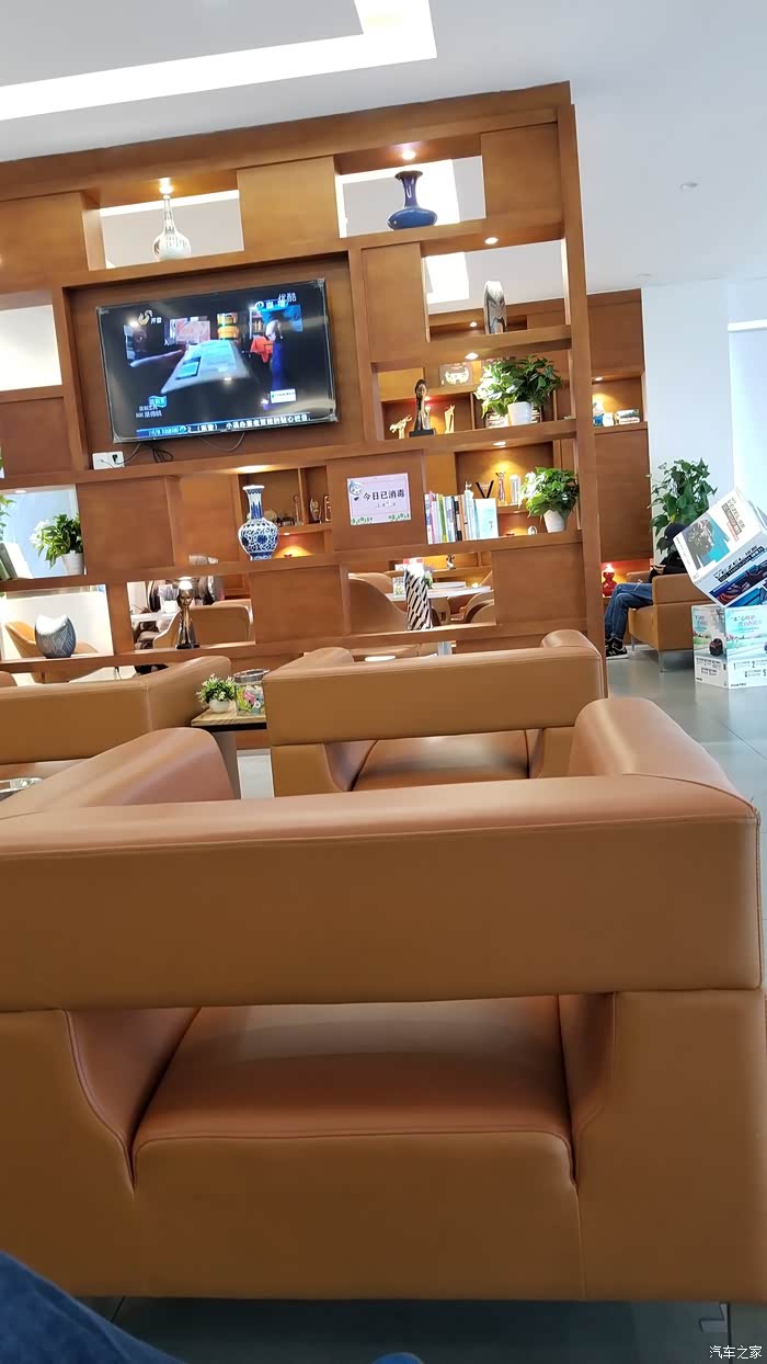 4s店的服务也挺好的,保养期间,我被安排在休息室等待,这个休息室可以
