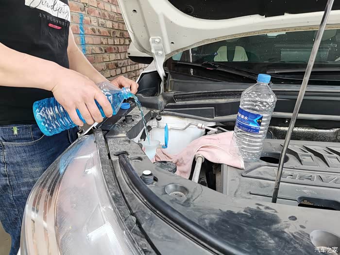 【图】添加玻璃水,顺便检查机舱_哈弗m6论坛_汽车之家论坛