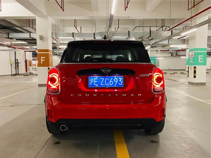 红色的宝马mini countryman,这就很有感觉了!
