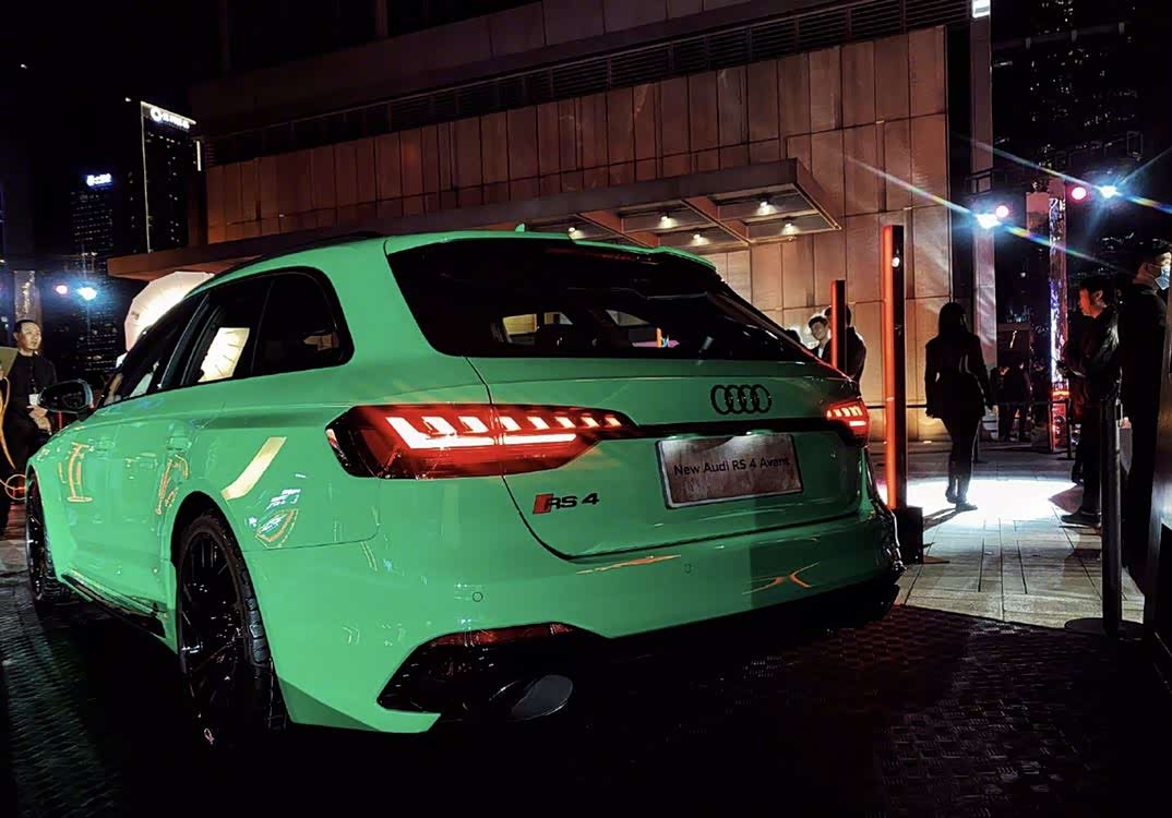 绿色的那辆新奥迪rs4,不过这个绿还真的骚!