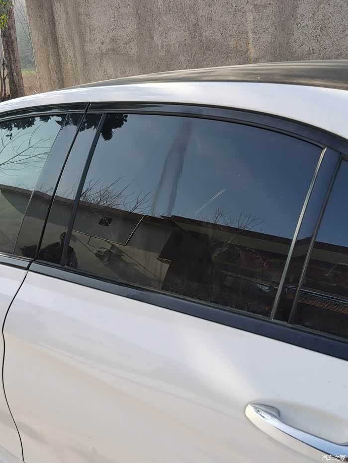 车玻璃被腐蚀各位大神有办法吗