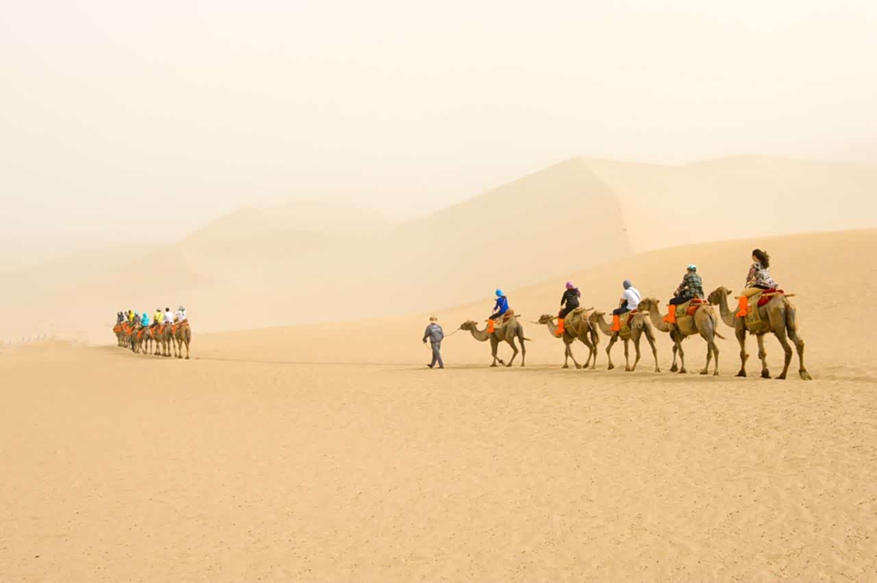 敦煌鸣沙山是古丝绸之路上神奇瑰丽的旅游景点.