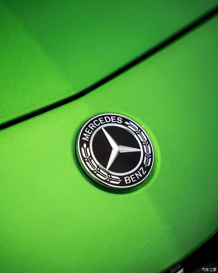 这款绿色的奔驰那是如此大方与时尚这么醒目的车标那是炫酷