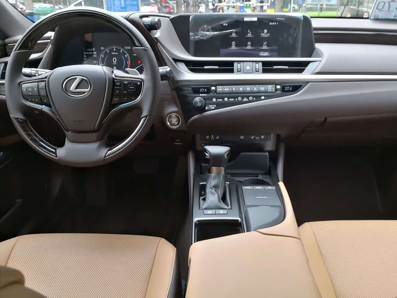 雷克萨斯es200豪华版至臻黑色满满的豪华感