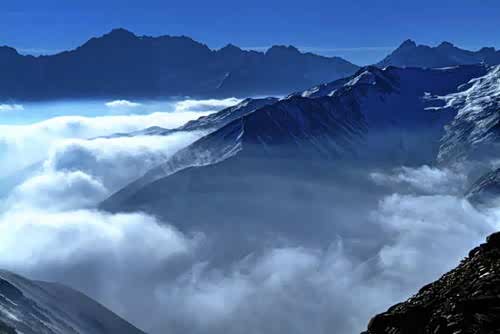 高山入云到最美的地方分享美丽青山高耸云雾缭绕