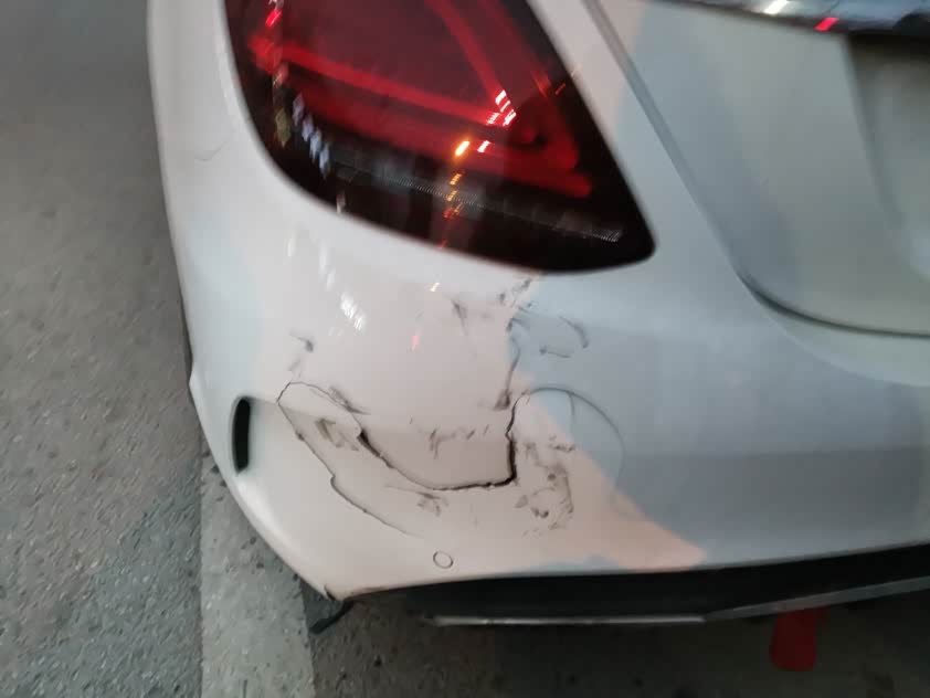 奔驰c180l被追尾大家看看得多少钱修好