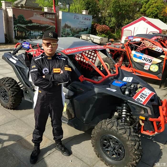 赛车手与战车合影留念