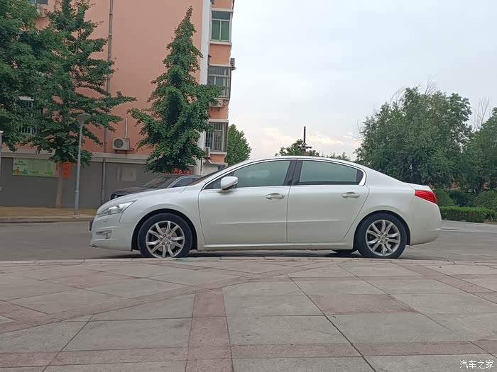 老款的标致508依然是这条街上最靓的仔