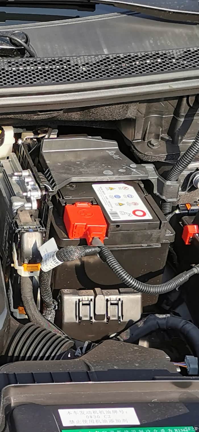 【图】电瓶这里是不是少了一个螺母?_标致4008论坛_汽车之家论坛