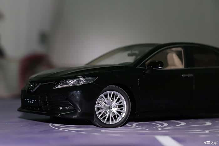 内拍黑色八代凯美瑞新款车模