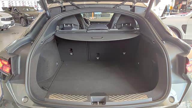 后备箱由于溜背式的影响,空间看起来不如01大.