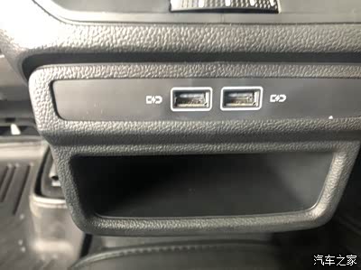 后排两个usb接口,这个好