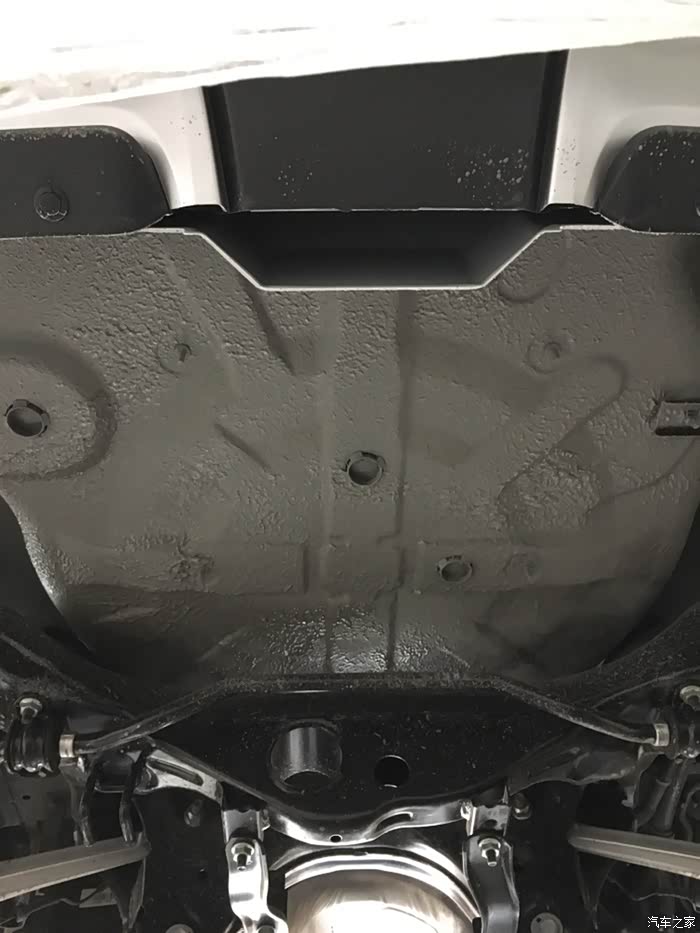 2021款逍客豪华版珠光白用车感受底盘装甲