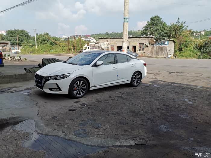 十四代轩逸奢享小改贴黑顶鲨鱼鳍边门镀铬装饰条